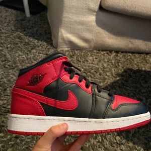 Jordan 1 - Storlek 38 nyskick använda jätte lite. Röd och svart