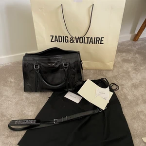 Zadig & Voltaire Sunny Medium #2 Vintage Patent Bag - Säljer en knappt använd väska från Zadig et Voltaire.  Helt ny.  34x23x17 cm Inköpt i Stockholmsbutiken i juni för 5900 Kvitto mm finns