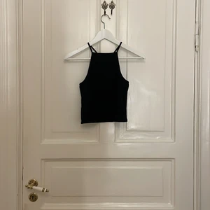 Svart topp från NLY Trend - Snygg croptop från Nelly. Köpte den för många år sedan men har inte använt den så mycket. Sömmen längst ner har dock åkt upp lite men kan enkelt fixas. Säljer då jag inte använder den 🫶🏼💫💛