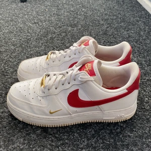 Nike Air Force 1 - Air Forces i superbra skick då dom har använts med försiktighet. Säljer pga att de inte passar längre🥰 Nypris 1145 kr, säljer för 800 kr
