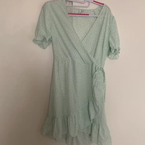 Sommar klänning - Fin klänning. Kan vara lite genomskinlig med mörkare underkläder