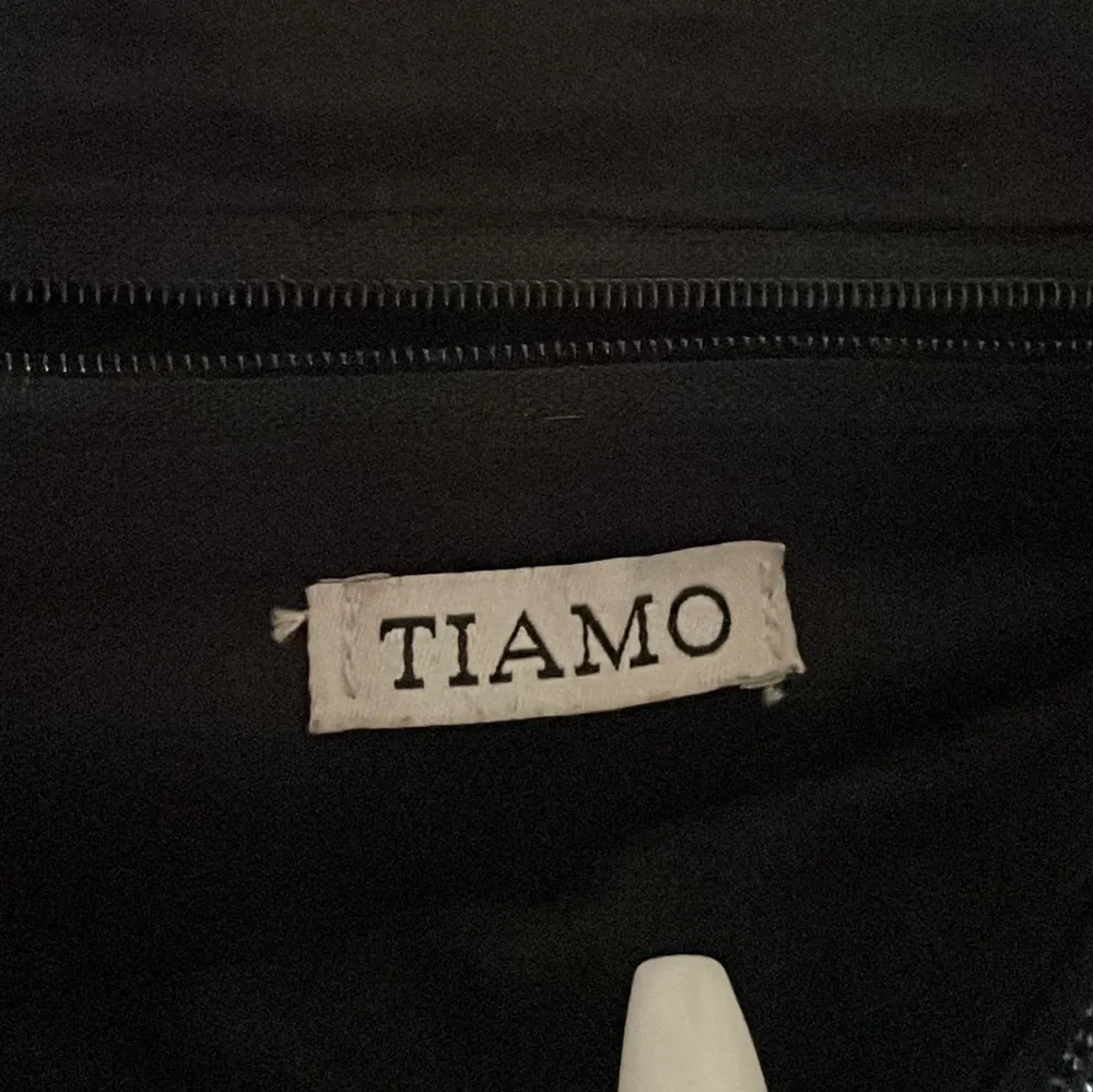 Säljer denna fina Tiamo väskan i den mindre storleken. Använd några gånger o bra skick. (2 av 4 knappar har blivit lite missfärgade men inget man tänker på) Köparen står för frakten🤍. Väskor.