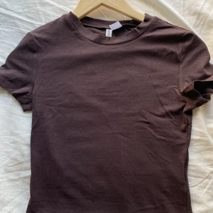 Cropped Top från H&M  - T-shirten är aldrig använd då den är för liten för mig, jag köpte den i fel storlek men hann inte lämna tillbaka den inom 30 dagar, jag säljer den istället. Jag säljer den därför lite billigare än orginalpriset. Ribbat material. Köparen står för frakten❤️