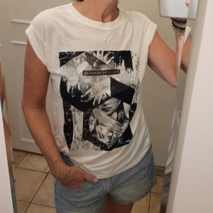 Vit Tshirt med tryck - Snygg Vit T-shirt med tryck stl.M. Skön kvalite viskos. Upprullade ärmar. Ny, aldrig använd. Fraktkostnad tillkommer.