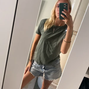 Grön t-shirt från mango!  - Sjukt snygg färgad t-shirt från mango! Använd fåtal gånger 