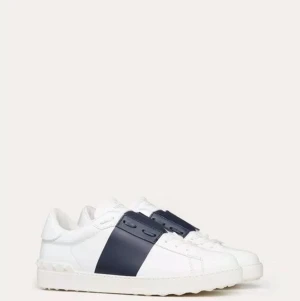 Valentino Open sneakers i marinblått - Tja söker valentino Open sneakers i marinblått, strl 42 i bra skick