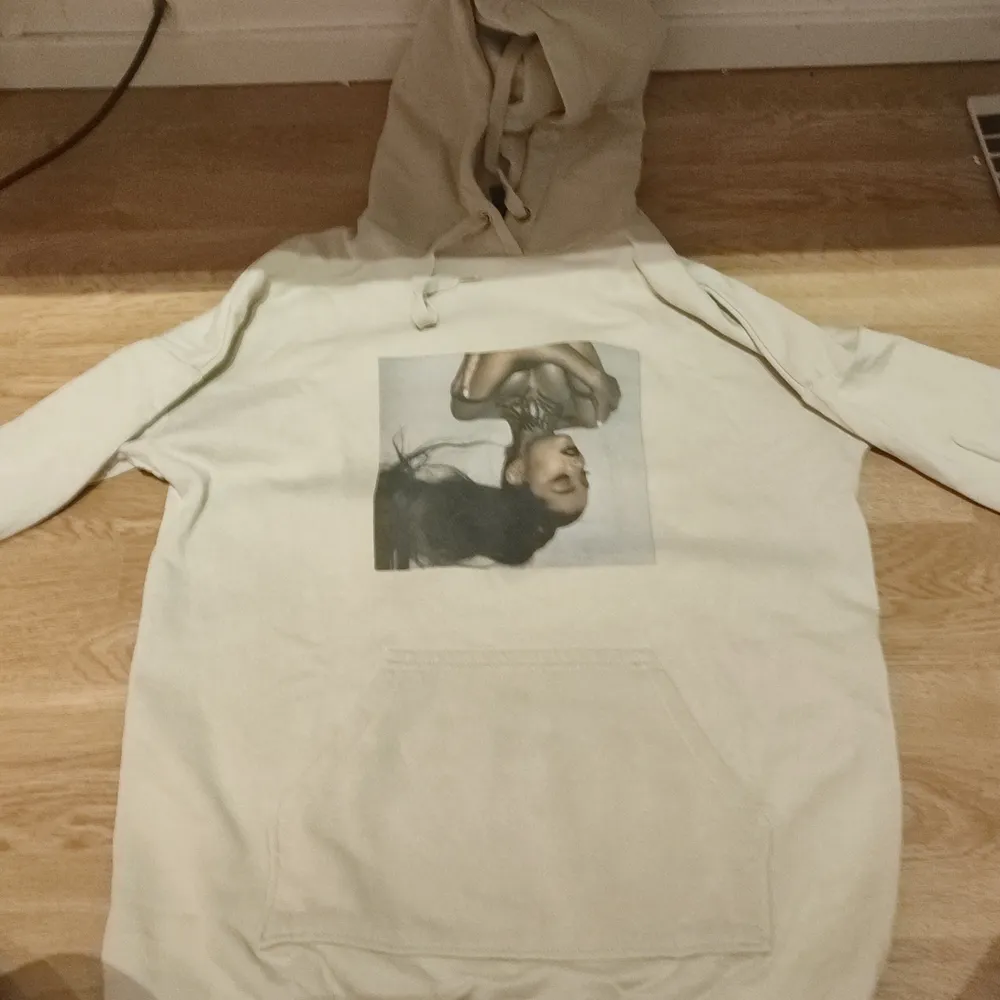 En Ariana Grande hoodie och en Ariana Grande thirt. Hoodien= 100 Kr, t-shirt= 70 KR, båda = 170 kr. Tröjor & Koftor.