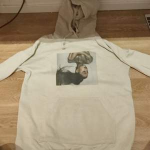 En Ariana Grande hoodie och en Ariana Grande thirt. Hoodien= 100 Kr, t-shirt= 70 KR, båda = 170 kr