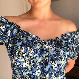Blommig sommarklänning  - Superfin klänning från gina tricot, kan vara både off-shoulder eller vanlig 