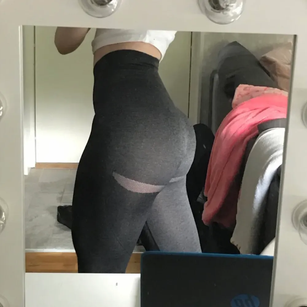 Fina Gymshark thights med booty contour i mörkgrå. Säljer pga att storleken ej passar. Oanvända. (Ej mina bilder) 💗. Jeans & Byxor.