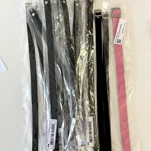 20 remmar i läderimitation för smycken - Säljer 20 st orörda remmar i läderimitation. Lagom i storlek för halsband och chokers. Fraktar spårbart