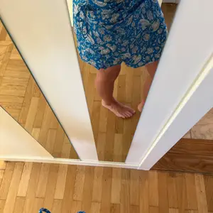Så snygg kjol från zara i storlek xs. Köpt i juni men helt oanvänd med lapp kvar. Köptes för 300 säljer för 200💕