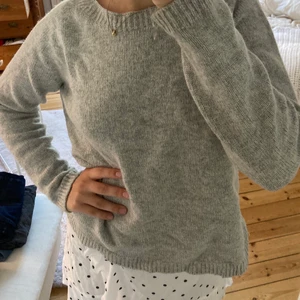 Stickad  - Stickad grå tröja från Massimo dutti, ej nopprig.