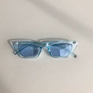 Solglasögon - 😎 Snygga ljusblå solglasögon😎 Frakten kommer säkert bli billigare än vad det står nedanför! 📍Kan mötas upp i Helsingborg📍!!