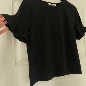 Topp blus svart glittrig  - ✨ Storlek medium, men passar även small från NaKd. Jättefint skick, använd Max 5 ggr!!!✨