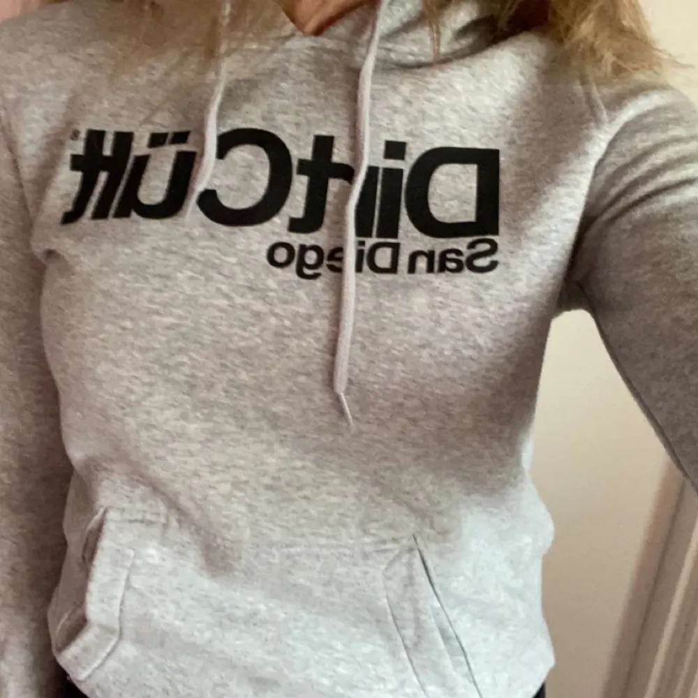 Säljer min hoodie i storlek M men den passar mer som s/xs💗 Säljer för 100kr+frakt då den är lite nopprig men det går nog att fixa. Hoodies.