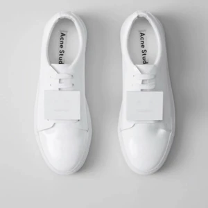 Acne skor vita! - Säljer dessa skitsnygga acne sneakers som endast är använda 2 ggr! De är i modellen adriana patient sneakers💓köpta för över 2500kr 