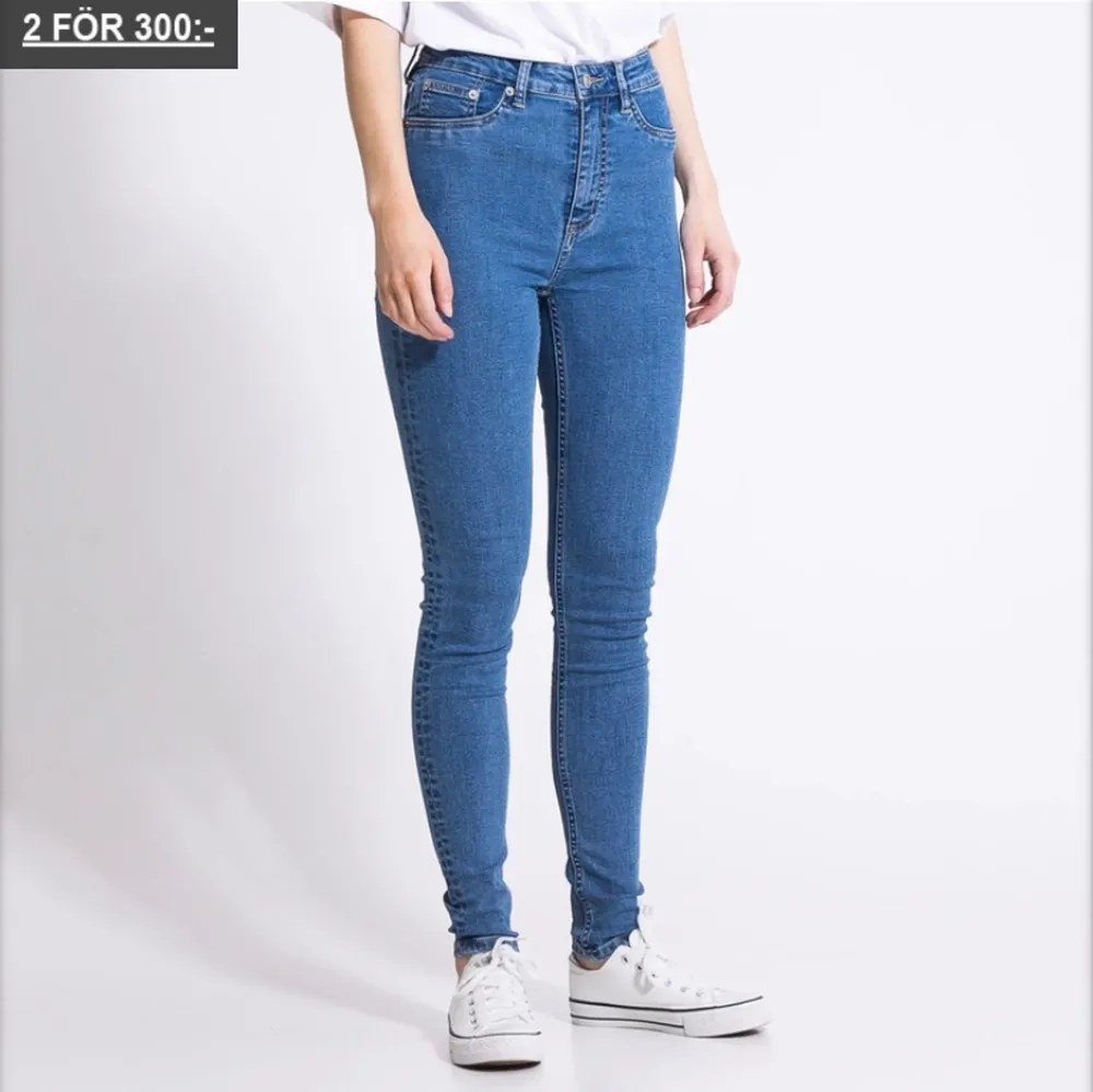 Jag säljer mina blåa skinny jeans från lager 157. För ingen användning för dom. Kom provat för bättre bilder🤍. Jeans & Byxor.