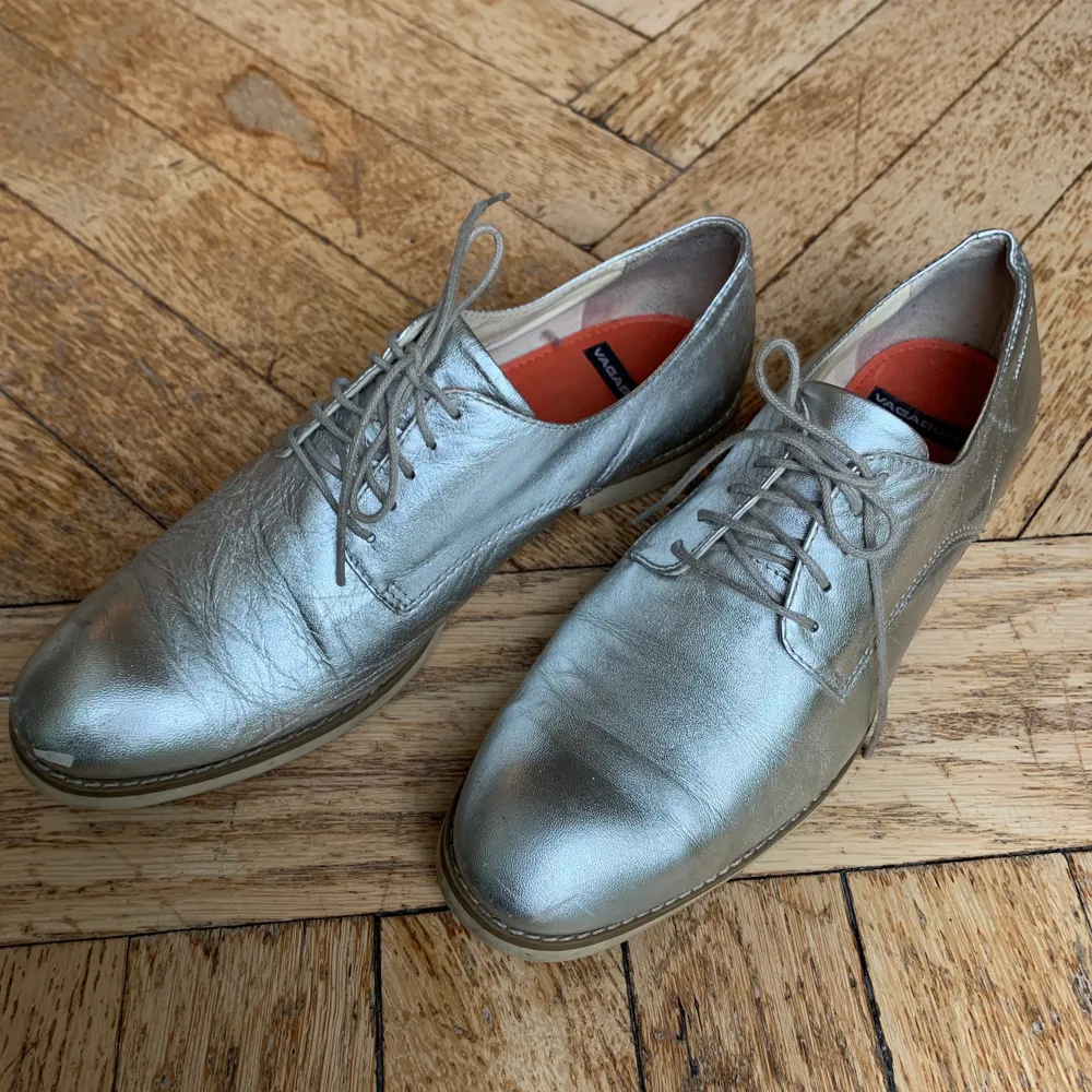 Jättesköna använda loafers i silver med litet skav på framsidan, inköpta 00-talet. Strlk:39. Skick:5/10. Skor.