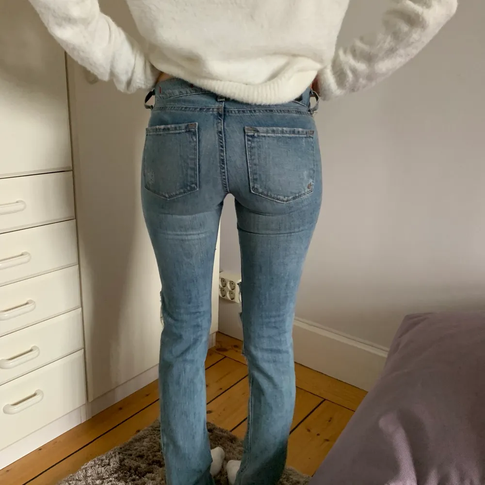 Jeans från domino, jag är 172 cm.. Jeans & Byxor.