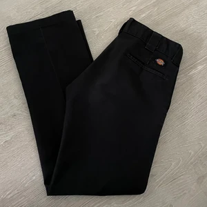 Svarta dickies - Svarta Dickies strl 30/32 (passar ca EU dam 36-38) i bra skick🌟