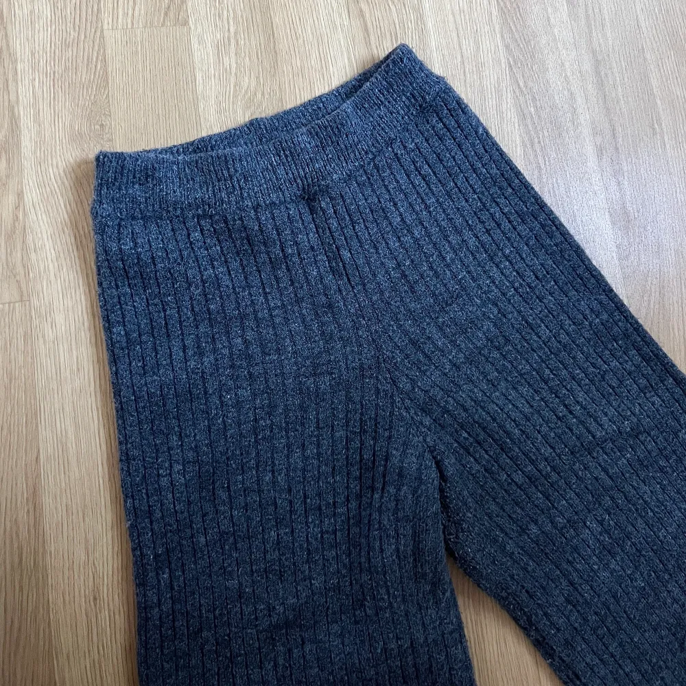 Super mysiga stickade byxor från chiquelle. Mjuka och stretchiga så formar sig fint efter kroppen. Är i mycket fint skick då de endast använts ett fåtal gånger. Nypris: 399kr. Jeans & Byxor.