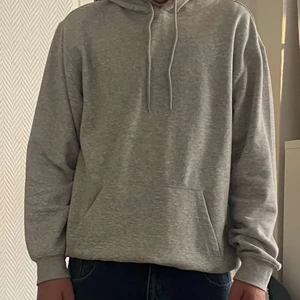 Grå hoodie  - Säljer denna grå hoodien ifrån hm, köpt i våras. Skriv vid intresse, står ej för frakt 😊