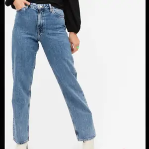Ett par blå jeans i rak modell som är köpta på Monki. Har klippt de nedtill då jag ville ha en snygg detalj, se bild 2 & 3! Super fina är de men de har tyvärr blivit lite för små för mig. Använda få gånger, super fint skick! Storlek 26 💙