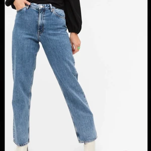 Blå raka jeans - Ett par blå jeans i rak modell som är köpta på Monki. Har klippt de nedtill då jag ville ha en snygg detalj, se bild 2 & 3! Super fina är de men de har tyvärr blivit lite för små för mig. Använda få gånger, super fint skick! Storlek 26 💙