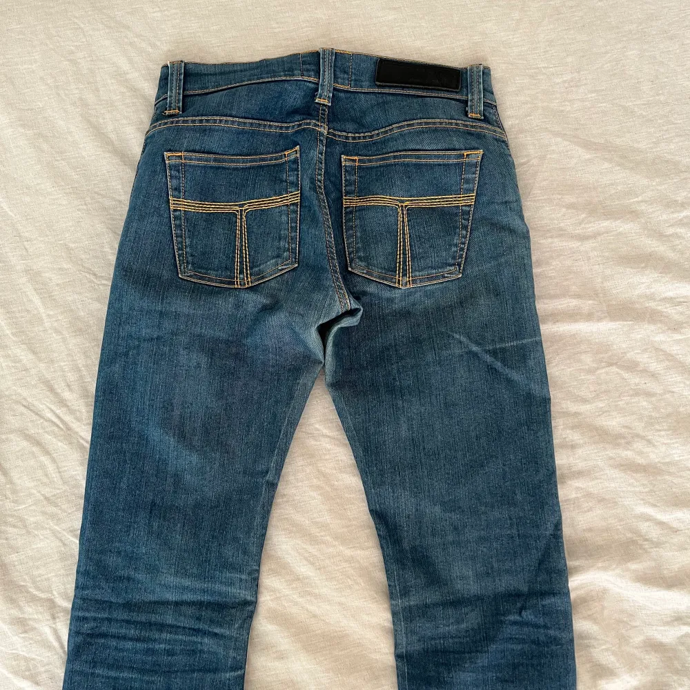 Så sköna snygga tiger jeans med låg midja och långa i benen. Rak modell med lite stretch. Passar en storlek s och nedåt beroende på hur loose man vill ha dem. 29 i midjan och 34 i längd . Jeans & Byxor.