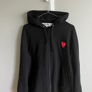comme des garcons Hoodie - Säljer en jättefin Hoodie som är använd 5 gånger den är i skick 10/10 alltså inga fel alls. Den köptes på nk där priser är 3399kr, jag säljer den för att den är lite för liten.