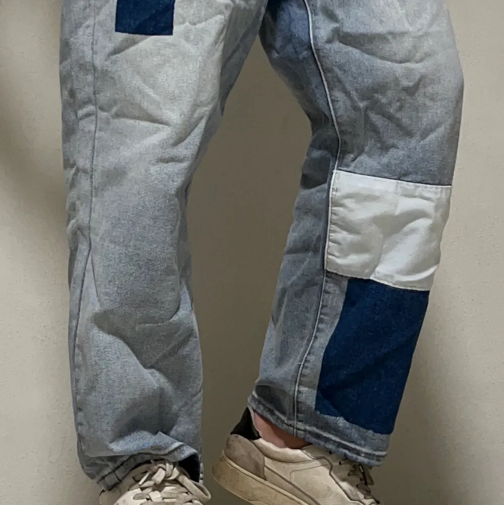 Ett par jeans ja köpte från SHEIN för ett halvår sedan. De har feta påsydda detaljer i designen. Mycket bra skick, inga fläckar osv. . Jeans & Byxor.
