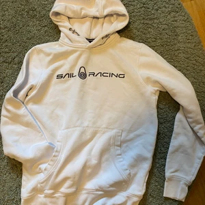 Sail racing hoodie  - En vit sail racing hoodie inga slitningar och i väldigt bra skick.  Storlek large men passar även medium Kan frakta spårbart eller mötas upp Nypris: 1300kr Pris kan diskuteras vid snabb affär