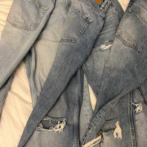 Jeans från Gina tricot. Lite använda men inga skador eller dekaler. Jag säljer ett par för 100 men alla tre för 250 kr. Alla är i storlek 38. Det är straight leg alltså raka byxor med fin passform. 