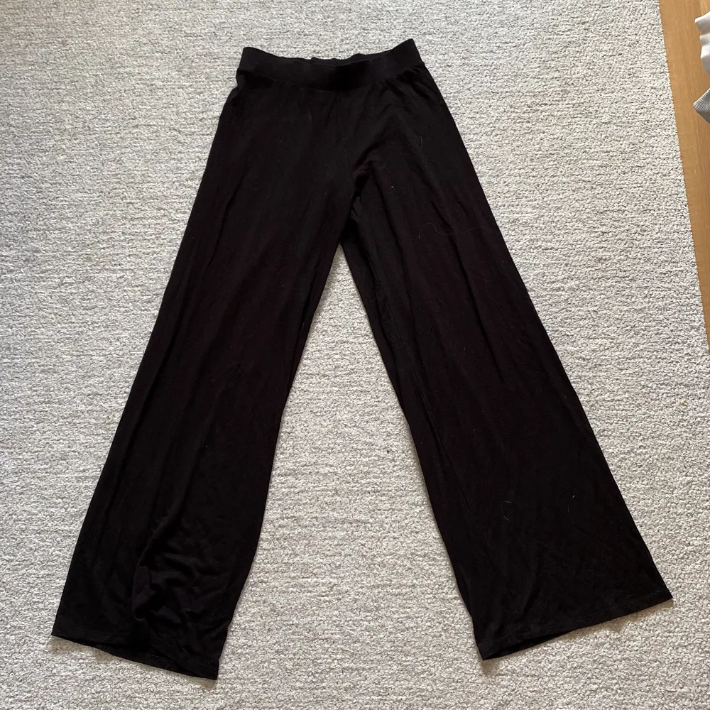 Svarta utsvängda kostymbyxor från gina tricot, sitter jättefint på💖. Jeans & Byxor.