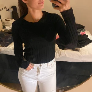 Svart långärmad tröja (bershka)  - Riktigt snygg svart långärmad tröja från bershka i strl M, men passar även dig som i vanligtvis bär strl S! Meddela ifall du är intresserad!!💕