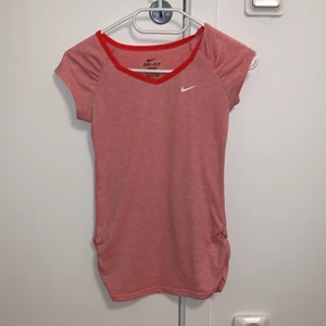 Dri-fit Nike t-shirt - Väldigt bekväm tränings t-shirt men bra passform. Nästan oanvänd, väldigt bra skick 