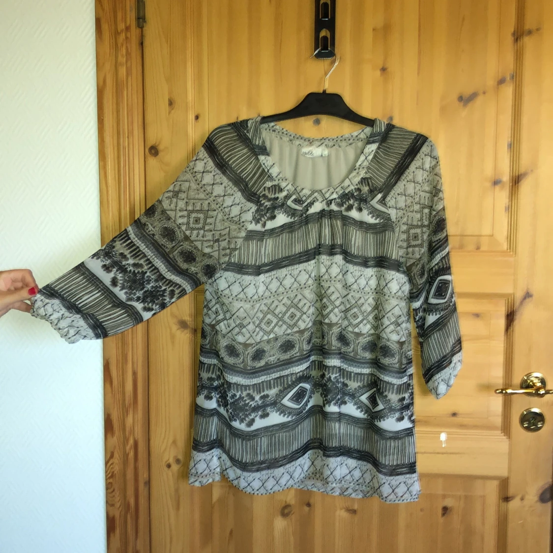 Tunn blus från Isolde i stl 42