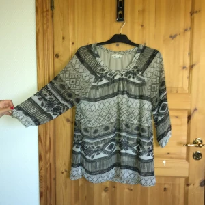 Tunn blus från Isolde i stl 42 - Bra skick. Linne under  Frakt ingår