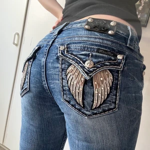 Miss Me Jeans - Säljer dessa lågmidjade snygga miss me jeans, original. ✨✨ Säljer pågrund av att de inte passar mig längre. De är i bra skick och har inga tydliga defekter. Två  små slitningar mellan benen är igensydda.💋 Längden passar mig och jag är 169cm