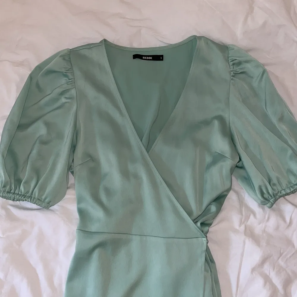 Köpte denna klänning till midsommar 2018 och har bara använt den en gång. Klänningen har en ljusgrön/mint färg och är i satin liknande material. Jättefin och bekväm klänning men inte min stil längre 💚🤍. Klänningar.