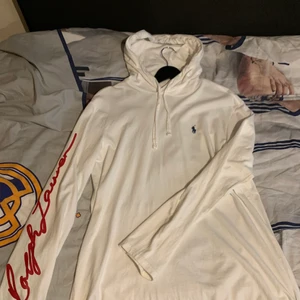 Vit polo Ralph louren hoodie - En snygg polo Ralph louren hoodie som e väldigt lite använd och passar inte mig längre så därför säljer jag den, om nie har några frågor kontakta mig dåe o priset kan sänkas för snabba affärer