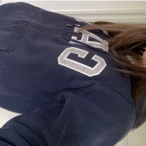 Gap zipup hoodie - Jättefint gaphoodie med zipup som är jätte mysig å ha på🥰 i marinblå 😍