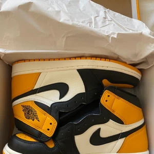 Jordan 1 High Yellow Toe ”Taxi” - Helt nya Jordan 1 Yellow Toe "Taxi" Vunna på SNKRS appen Inte använda Med kvitto och låda (Har inte fått skorna än då jag vann dem på snkrs day)  Budgivning från 2100kr  Skriv för bättre bild på kvitto