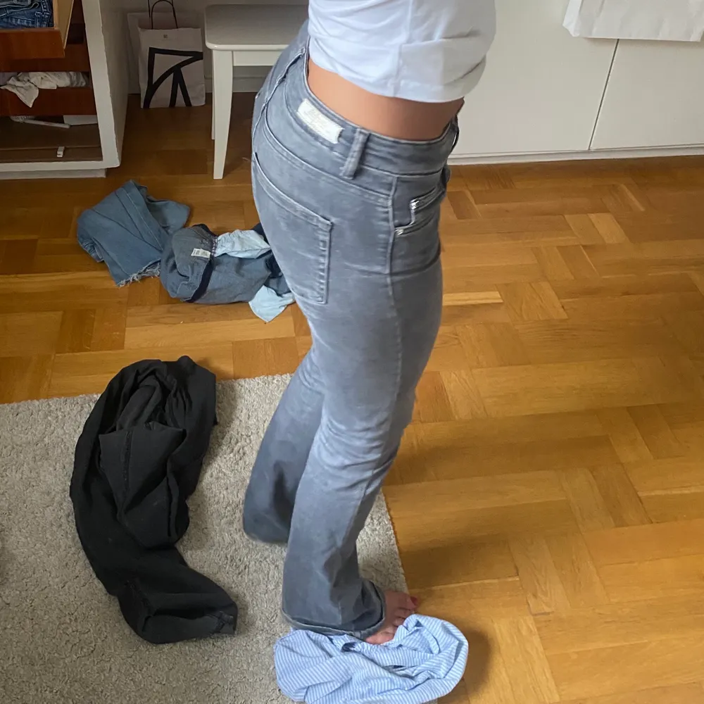 Jättesnygga grå bootcut jeans. Långa (tjejen på bilden är 172 som referens). 💕. Jeans & Byxor.