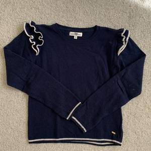 Säljer denna marinblåa långärmade tröja.✨ Den har använts några gånger men säljer nu pga för liten. 