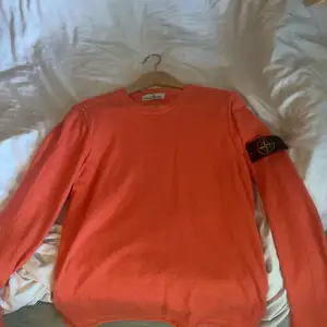 Orange stone island sweatshirt, inköpt från nk för 2 år sen och endast använd ett 4-5 ggr. Hittar inte kvittot men QR kod finns att skanna på tröjan för att se att den är äkta. 