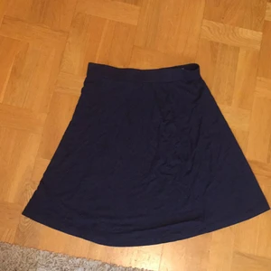 Kjol - Bra skick, inga hål, fläckar, missfärgningar mm. Så gott som ny.