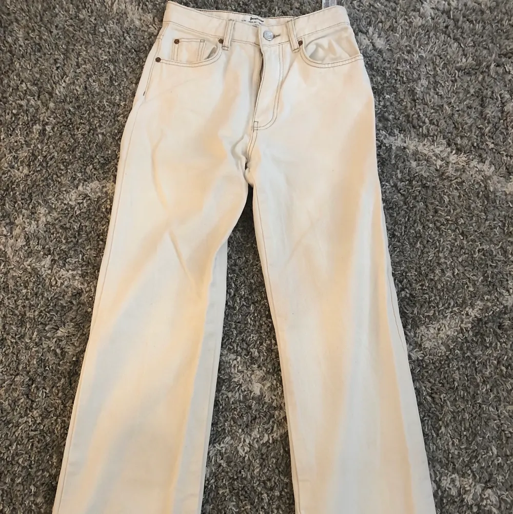 Riktigt fina vit/Begie jeans från stradivarius.            Stl: 34 ≈ xs. Köpte för 250.🤍  (köparen står för frakten!)  OBS små i storleken,🤍. Jeans & Byxor.