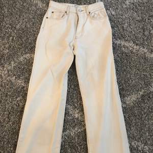 Riktigt fina vit/Begie jeans från stradivarius.            Stl: 34 ≈ xs. Köpte för 250.🤍  (köparen står för frakten!)  OBS små i storleken,🤍